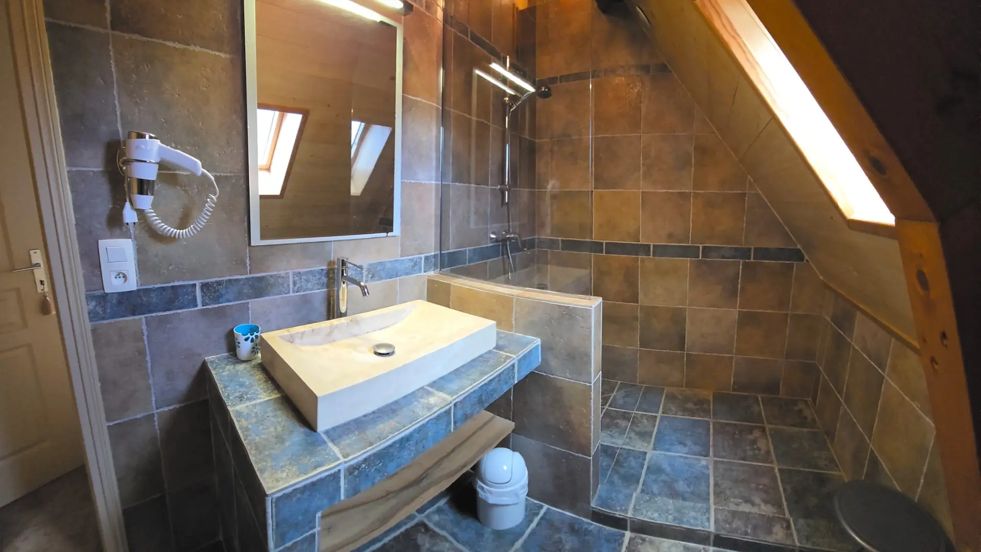 Salle d'eau chambre 2 étage