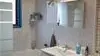 Salle de bain avec baignoire et lave-linge