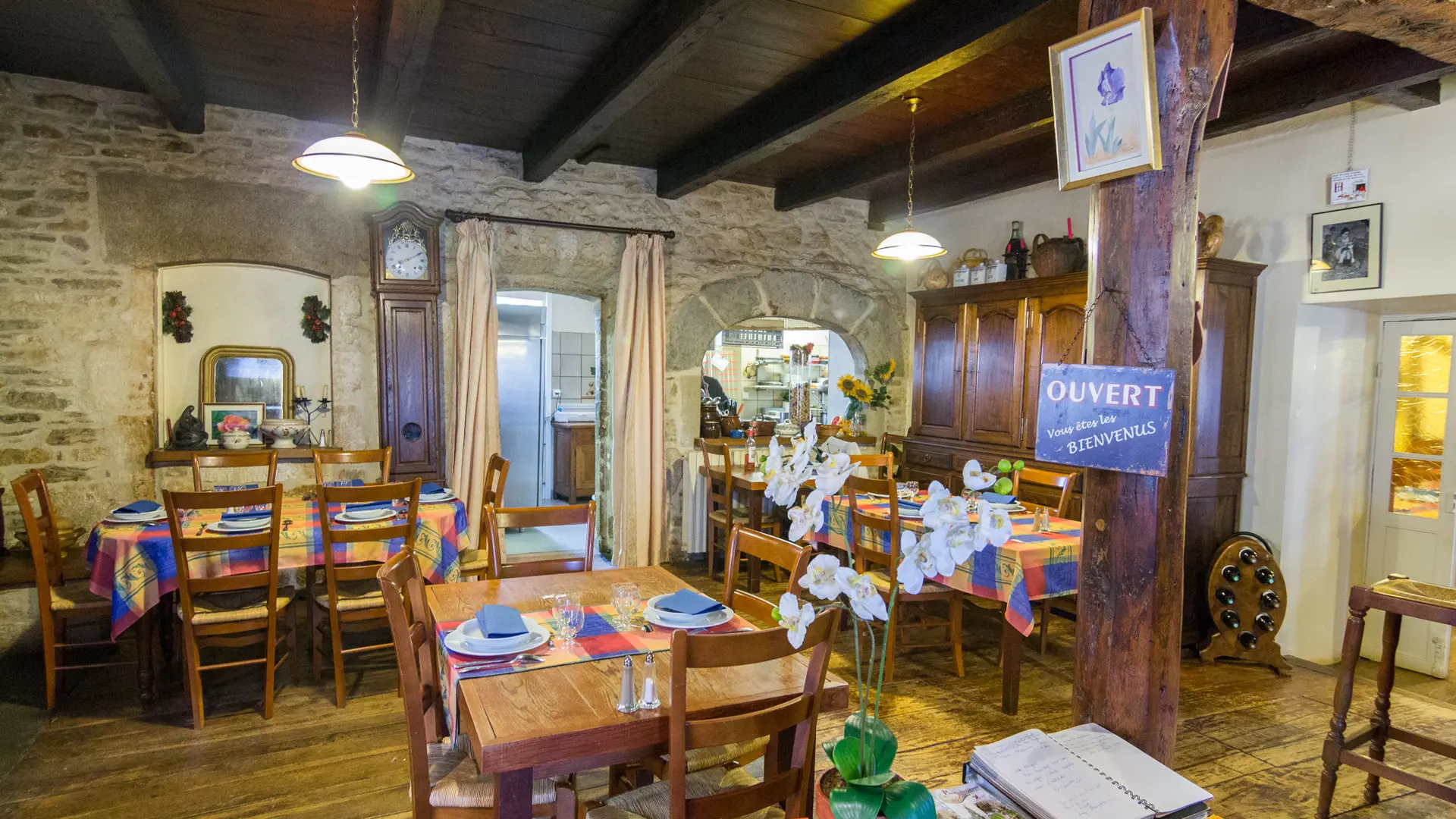 Salle principale Restaurant Lou Bourdié à Bach ©© Lot Tourisme C. Novello 160414-121233