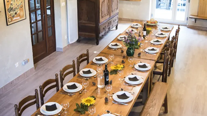 Salon avec sa grande tablée