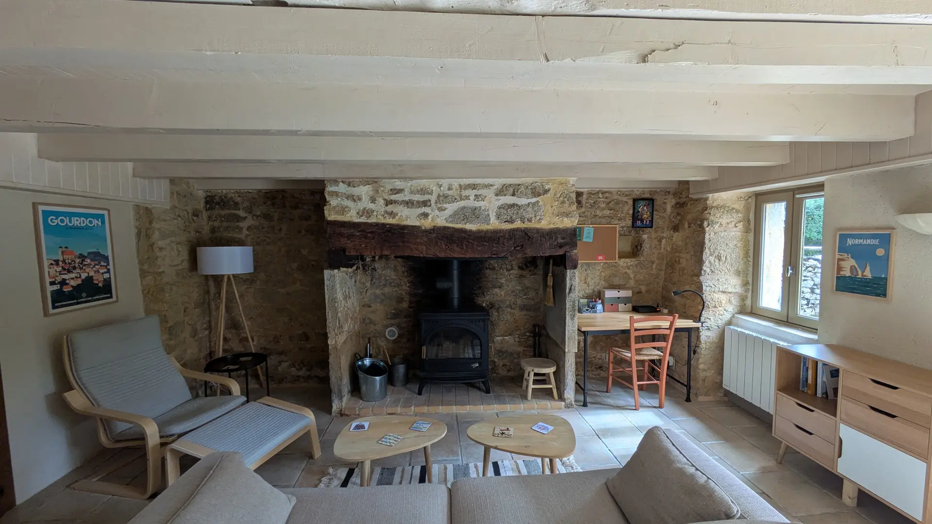 Salon et coin bureau