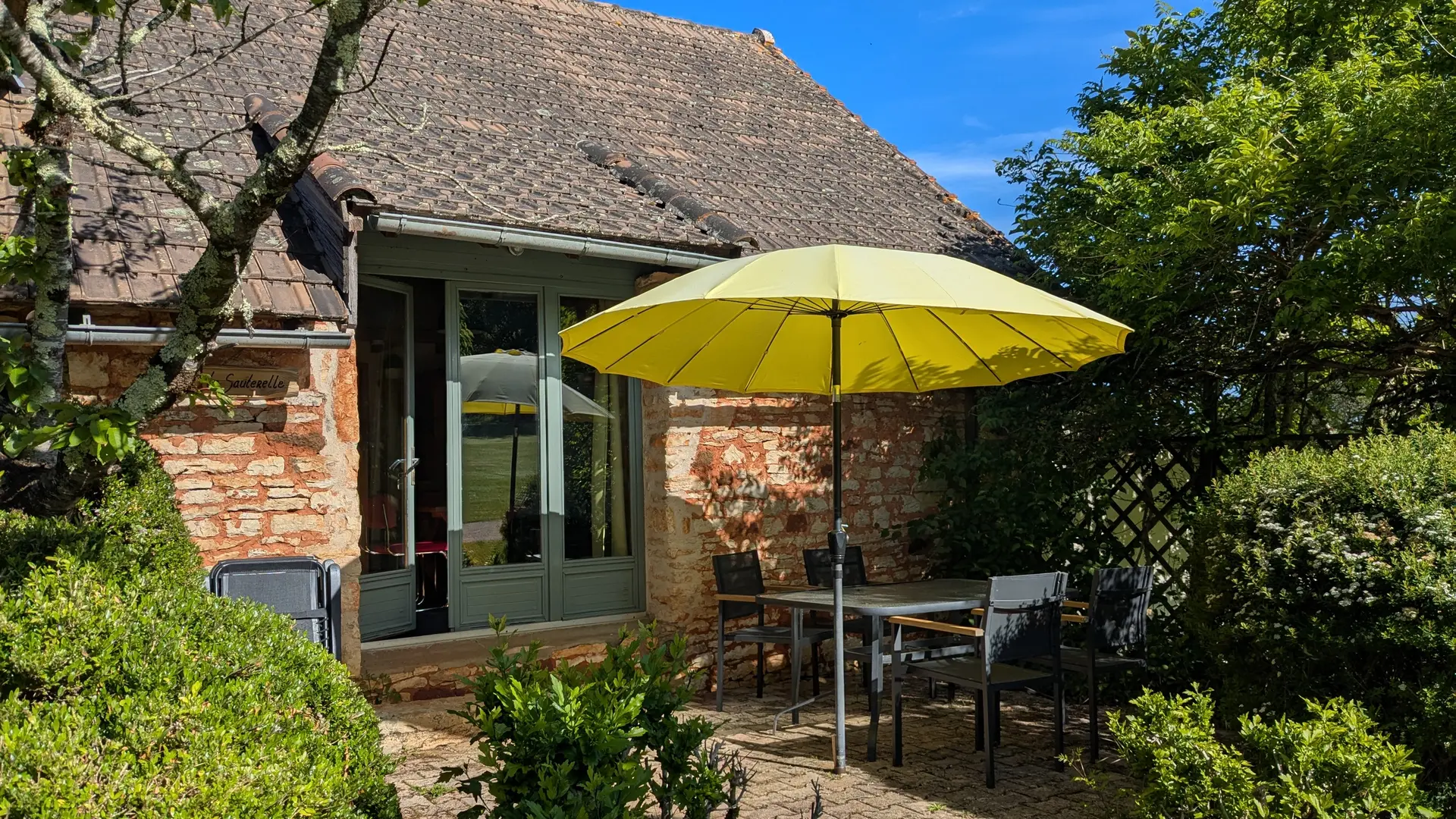 La Sauterelle (entrée et terrasse)