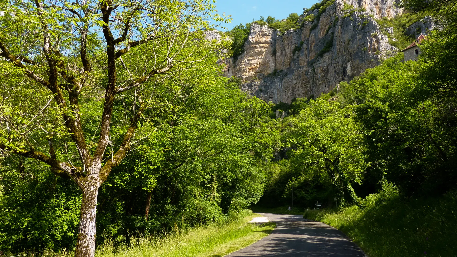 Sauliac - Balade sous le Roc_01 © Lot Tourisme - C. Sanchez