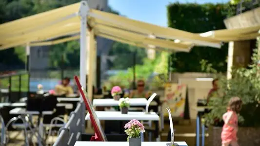 Restauration en extérieur, Terrasse avec vue sur le pont Valentré