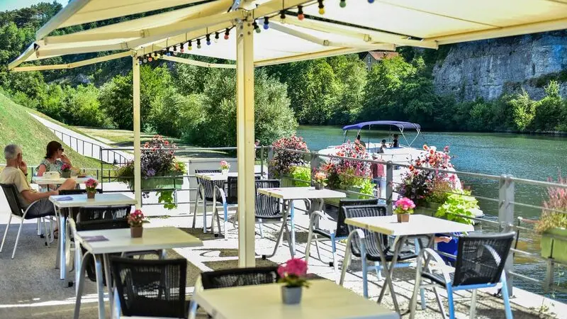 Restauration en extérieur, Terrasse avec vue sur le Lot