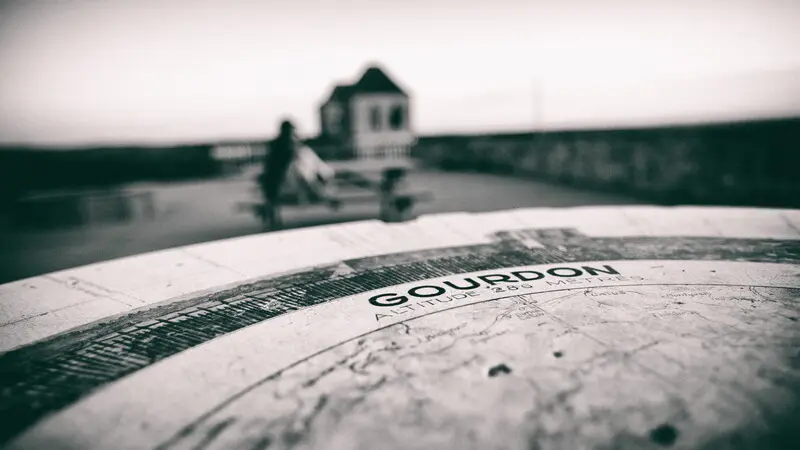 Table d'orientation de Gourdon au coucher de soleil en noir et blanc