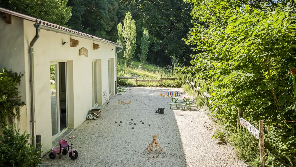 Terrain de Jeu (pétanque et grande salle de jeu)