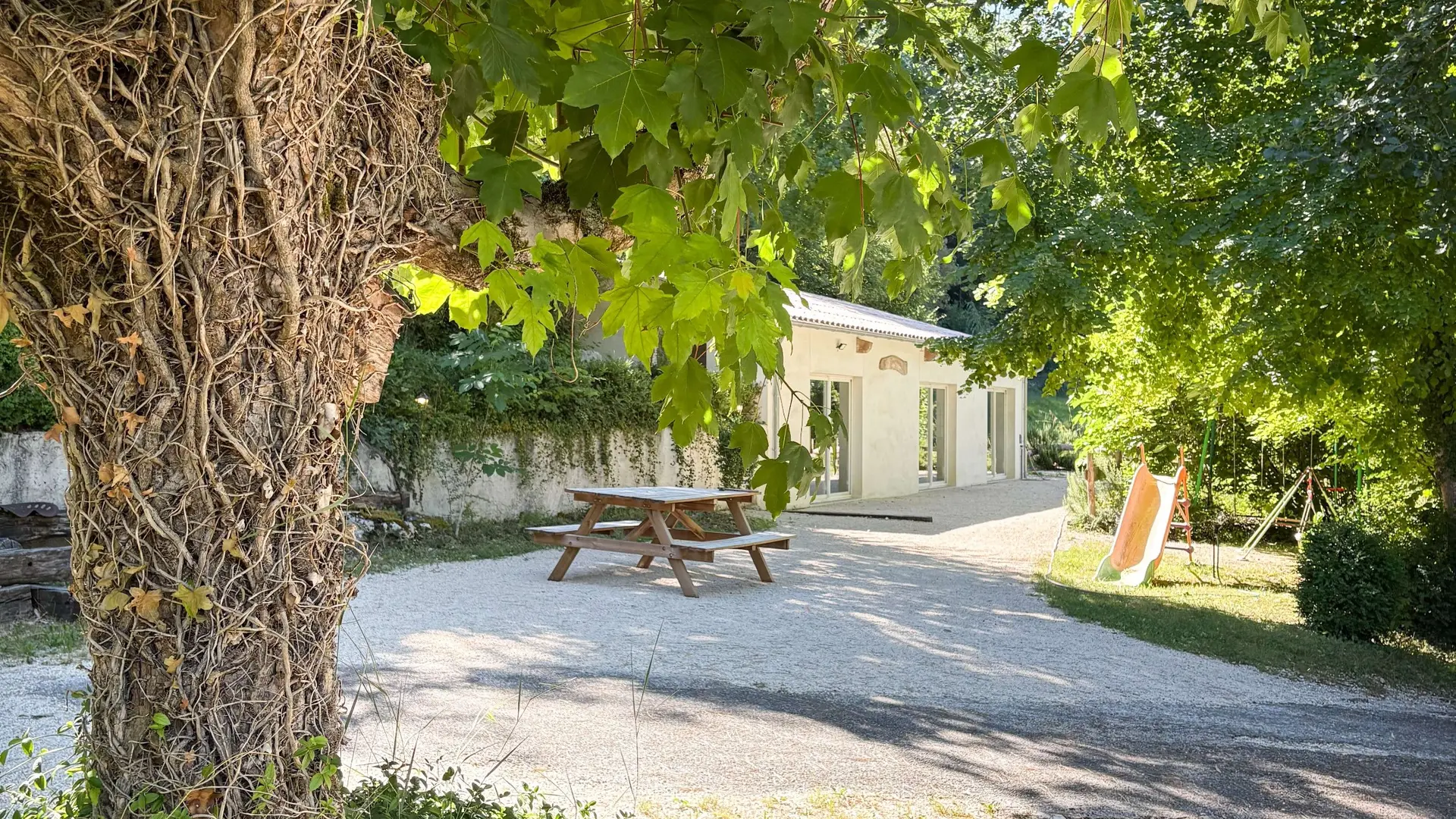 Terrain de Jeu (pétanque et grande salle de jeu)