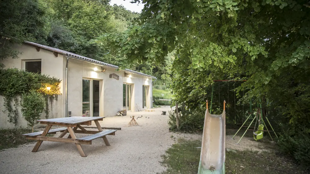 Terrain de Jeu (pétanque et grande salle de jeu)