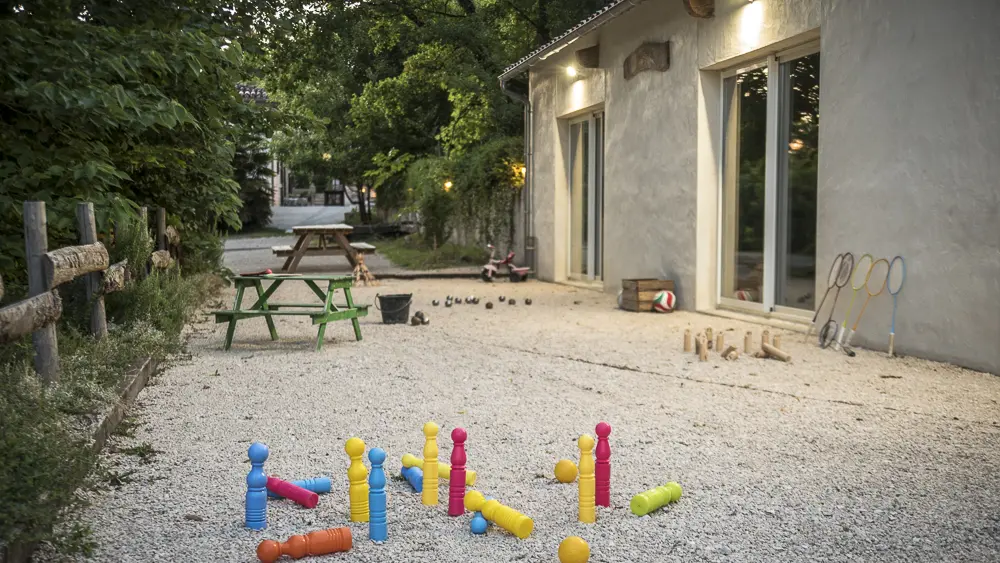 Terrain de pétanque et sa salle de jeu de 90m2