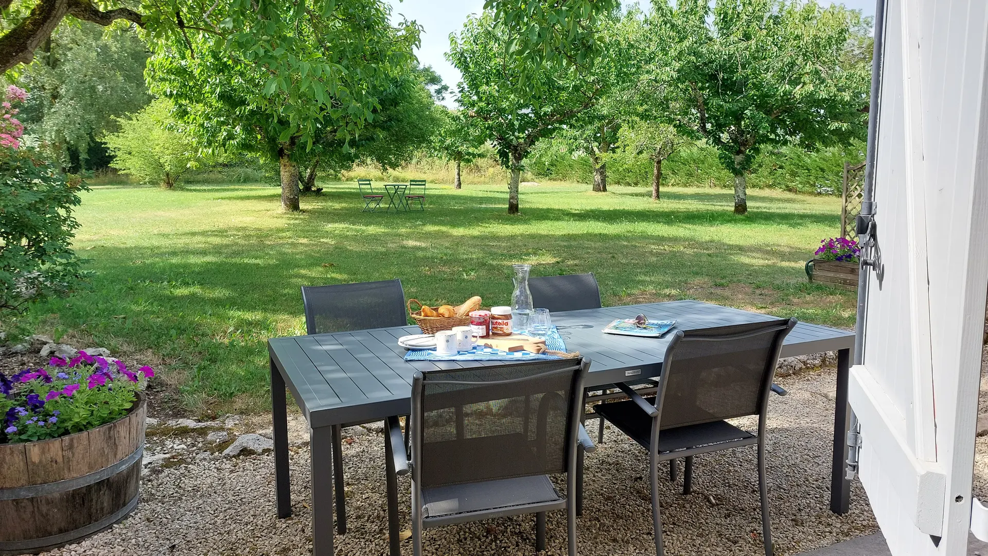 Terrasse gîte Amélie, vue verger