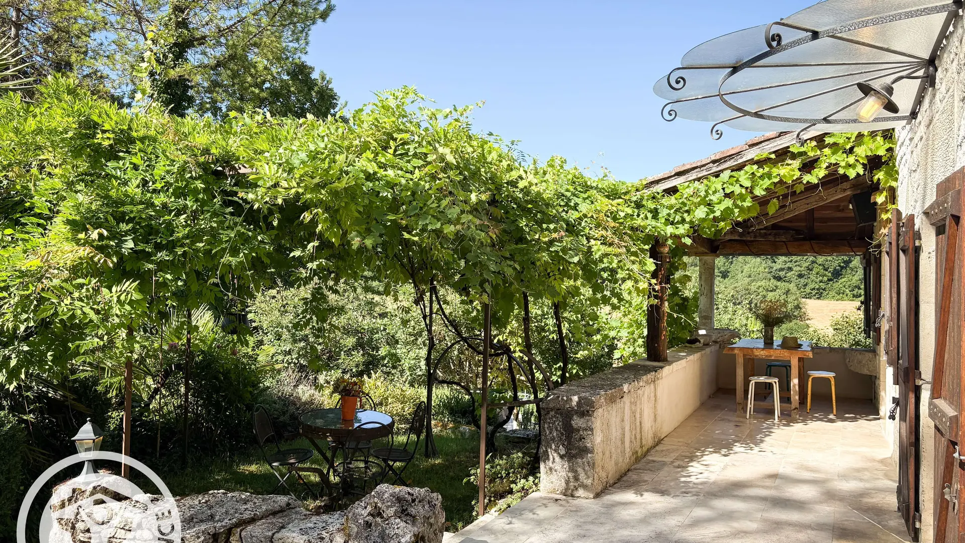 Terrasse avec vue sur la vallée environnante