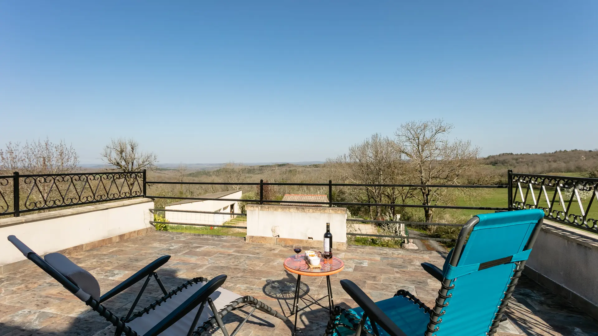Terrasse balcon étage, accès par chambre située à l'étage
