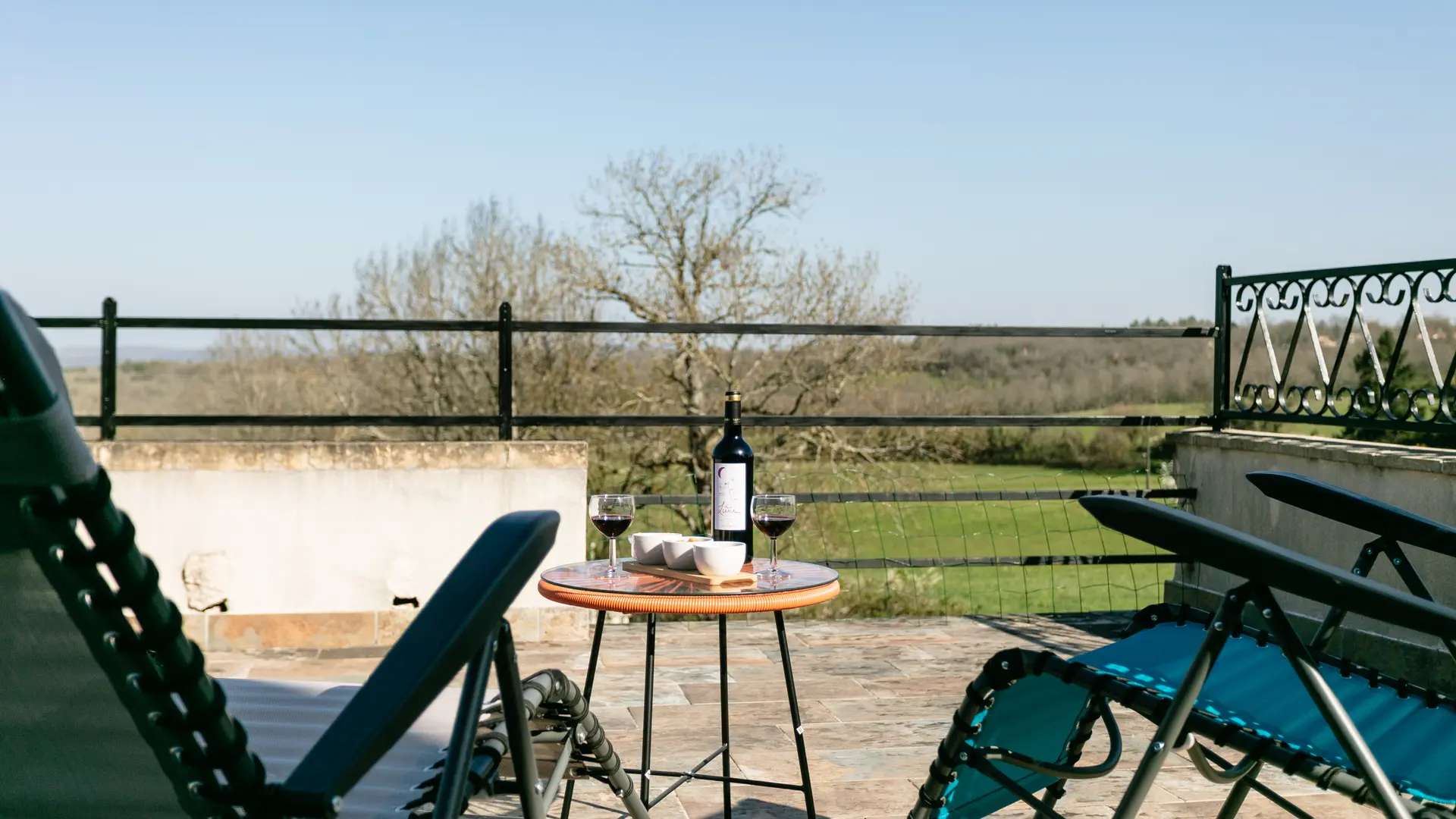 Terrasse balcon étage, accès par chambre située à l'étage