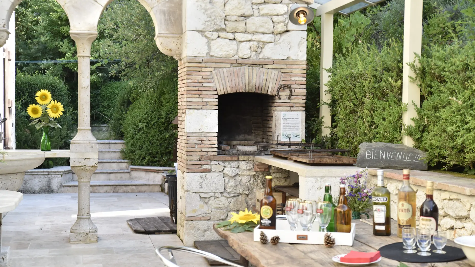 Terrasse couverte avec barbecue