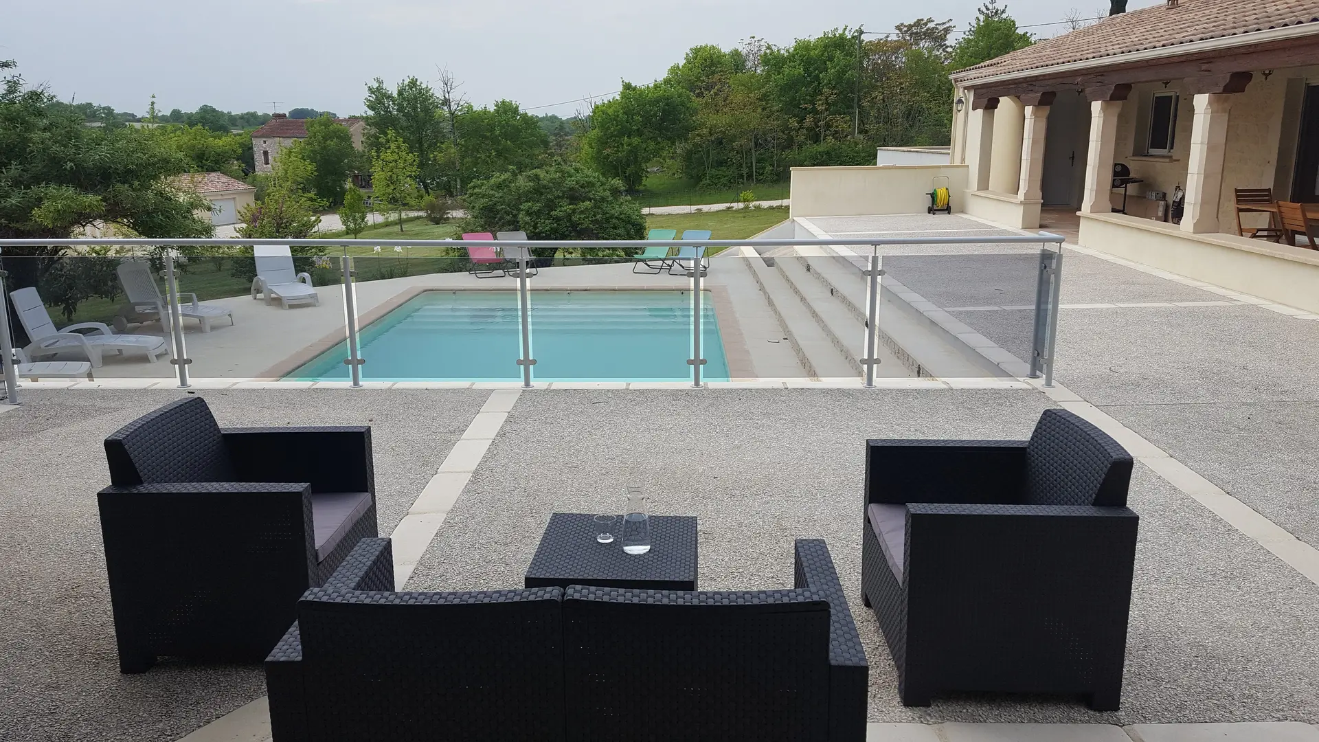 Terrasse extérieure et piscine