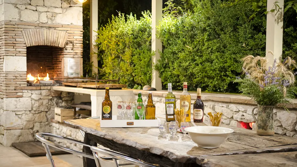 Terrasse principale couverte avec son barbecue