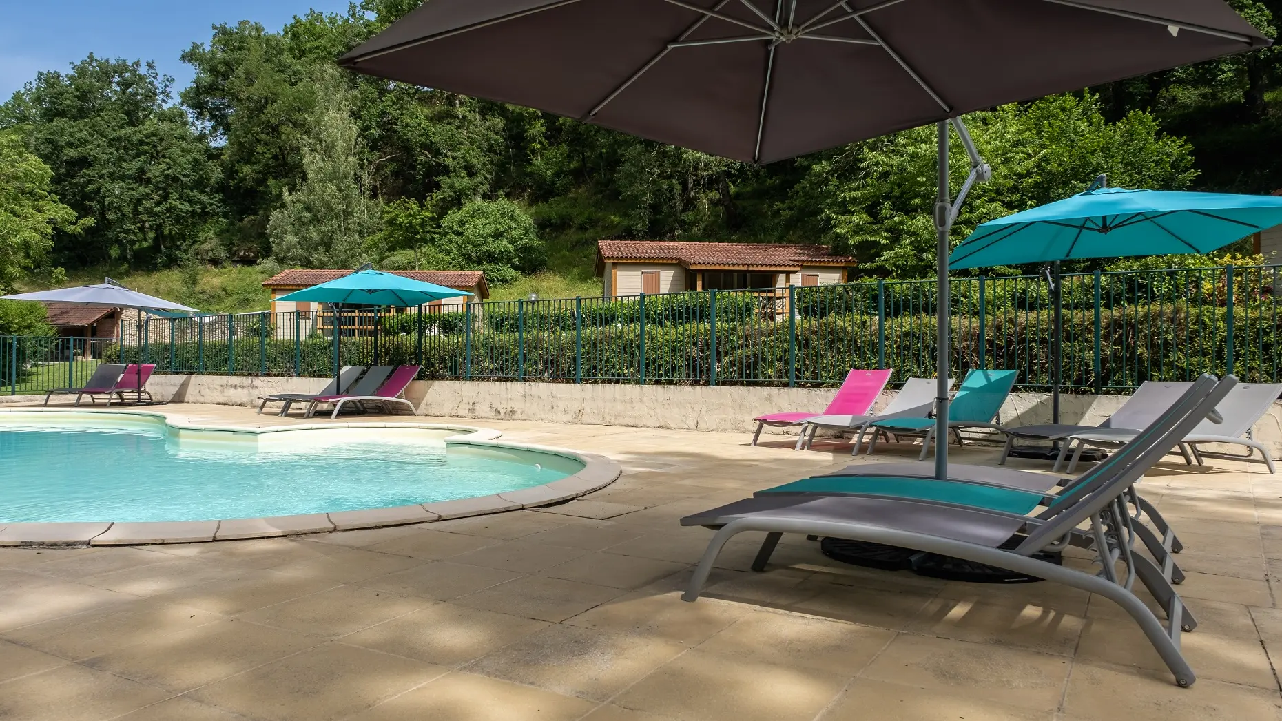 Piscine et chaises longues