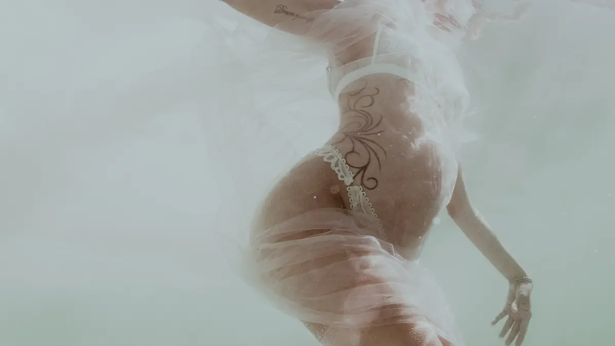 UNDERWATER MATERNITY