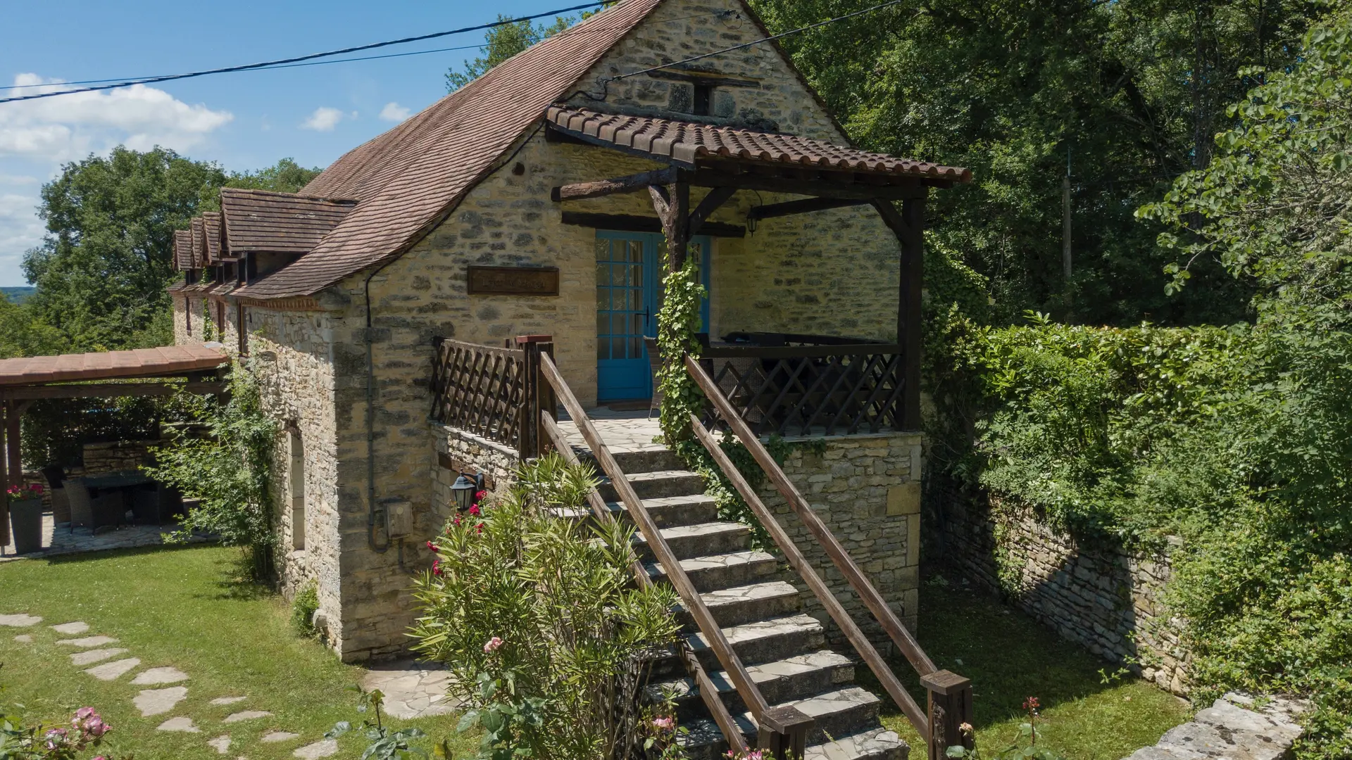 Entrée du gîte, terrasse