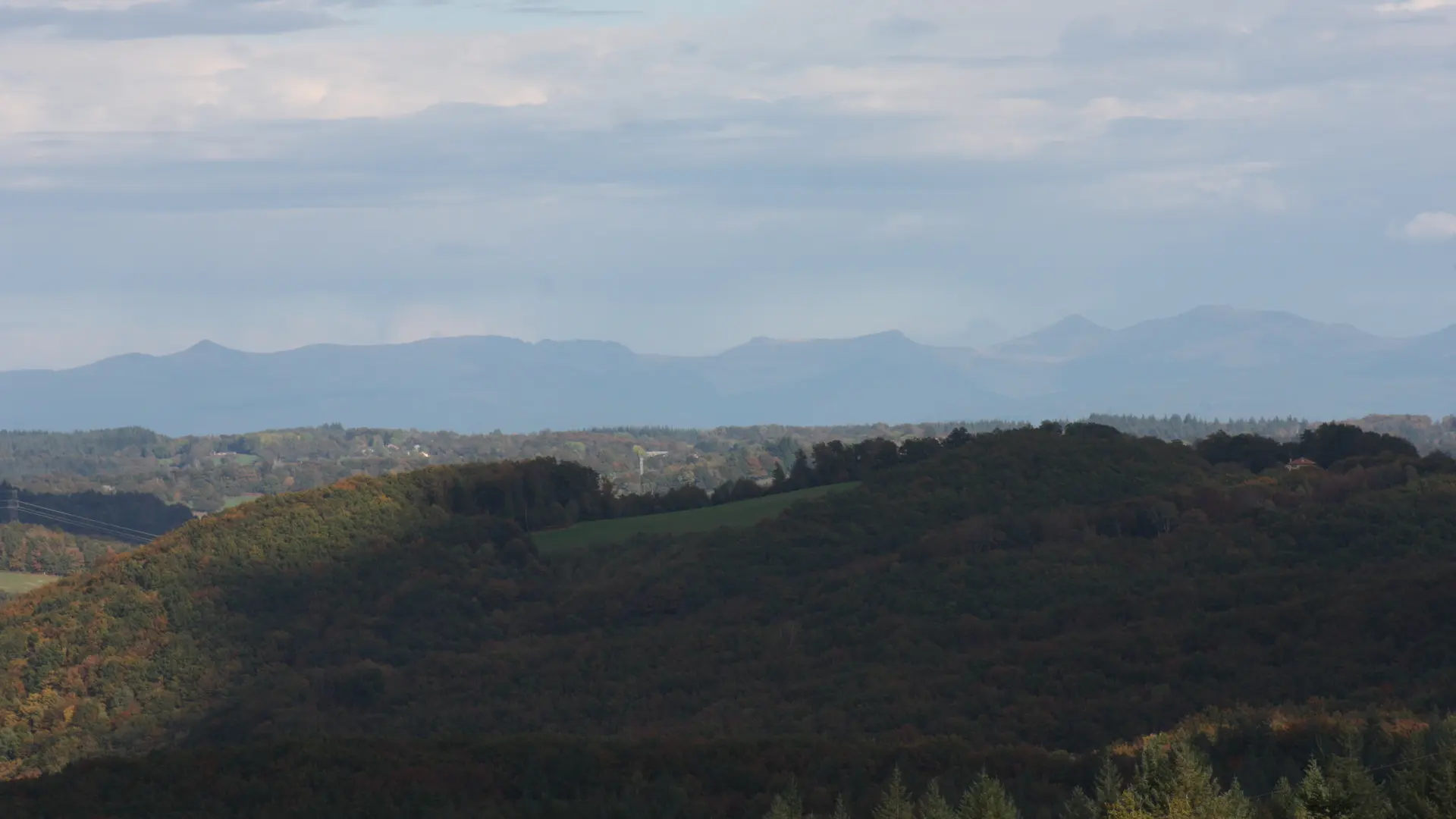 VUE DU CANTAL DEPUIS LAMATIVIE