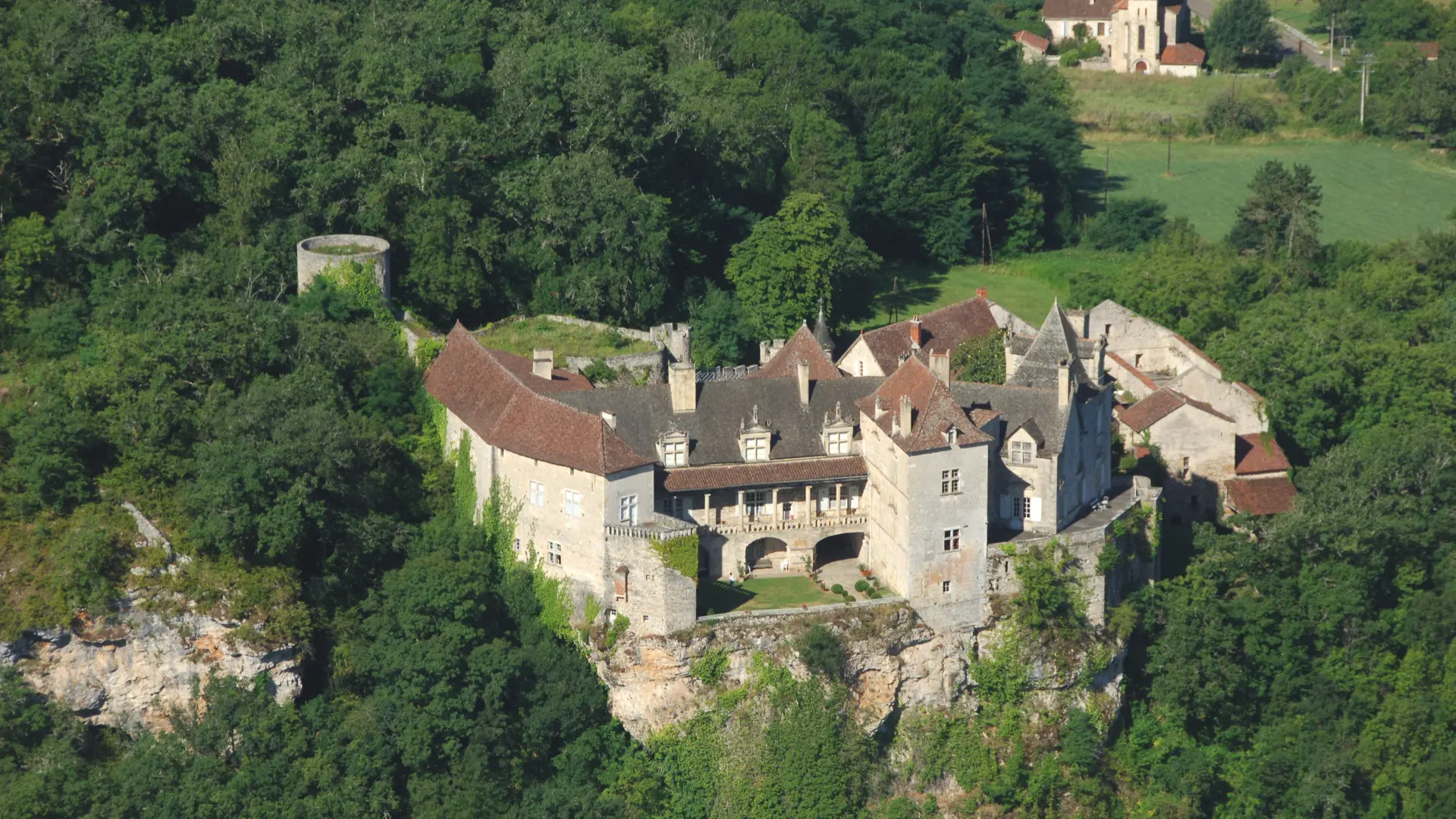 Vue aérienne du Château de Cénevières