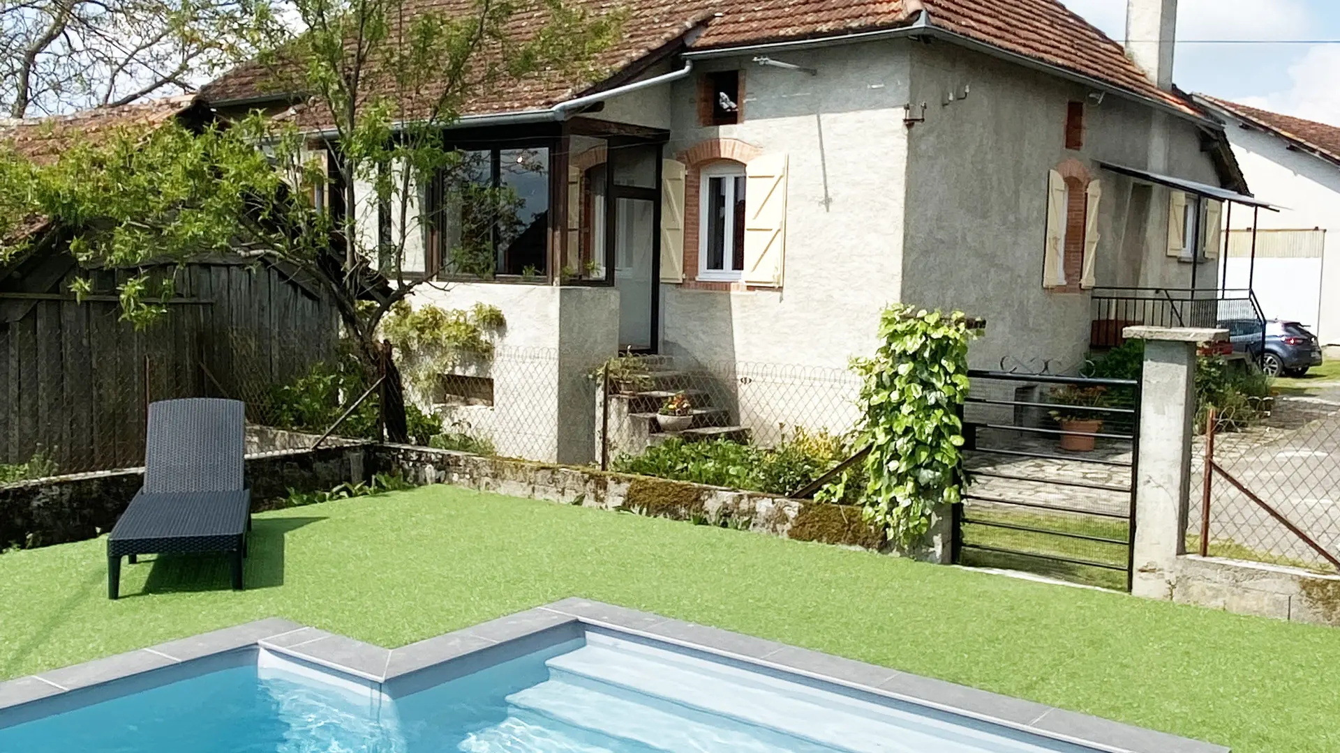 Vue du Gîte depuis la piscine