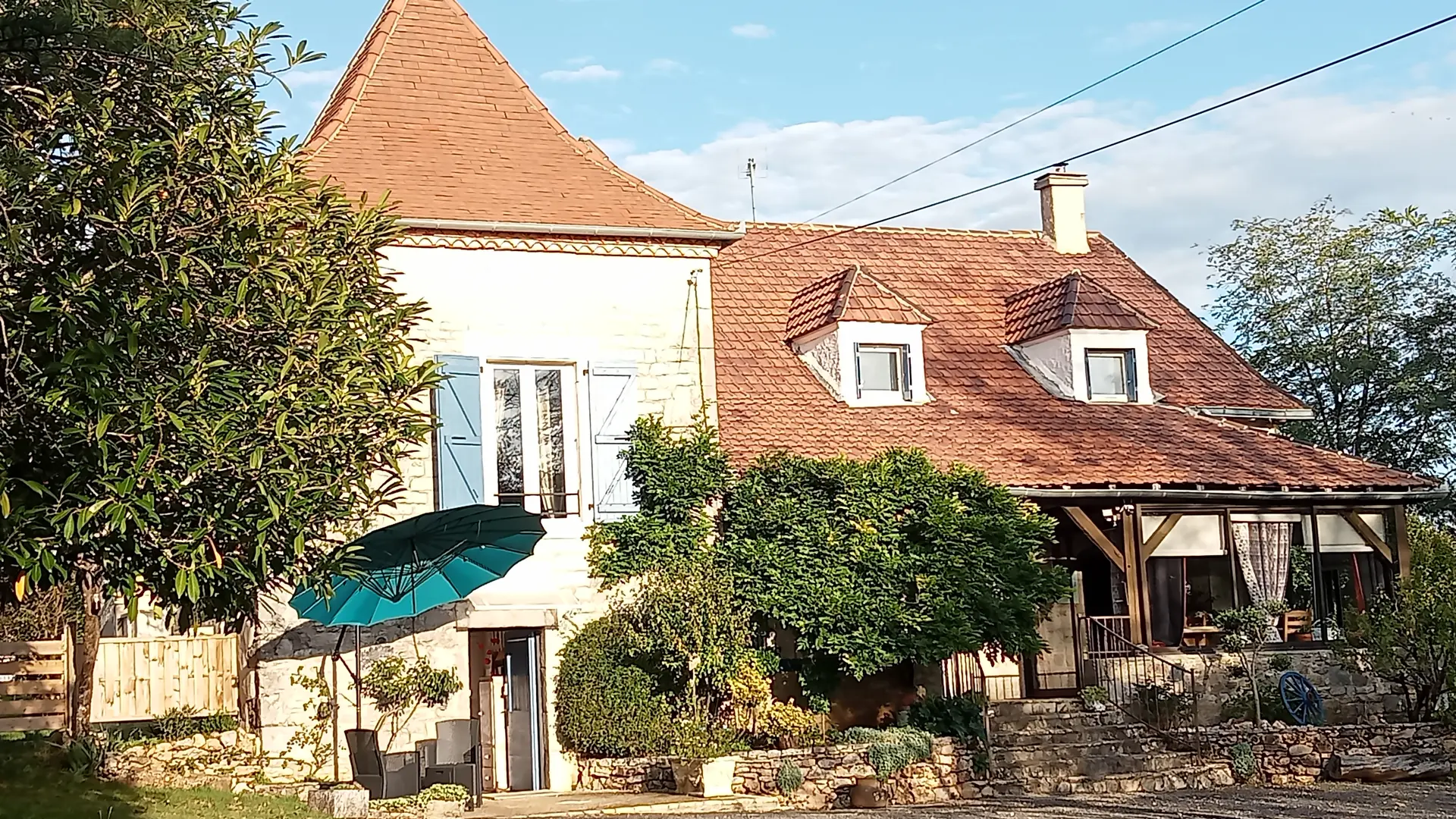 Vue ensoleillée vers maison