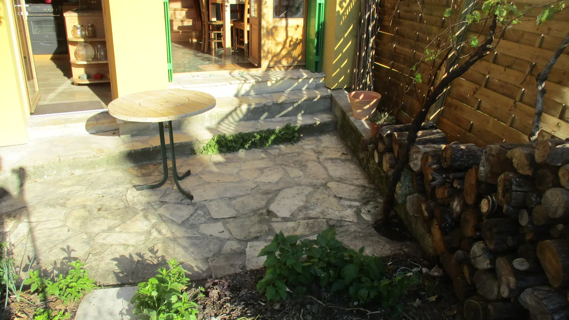 Vue jardin terrase et porte et pièce cuisine salon