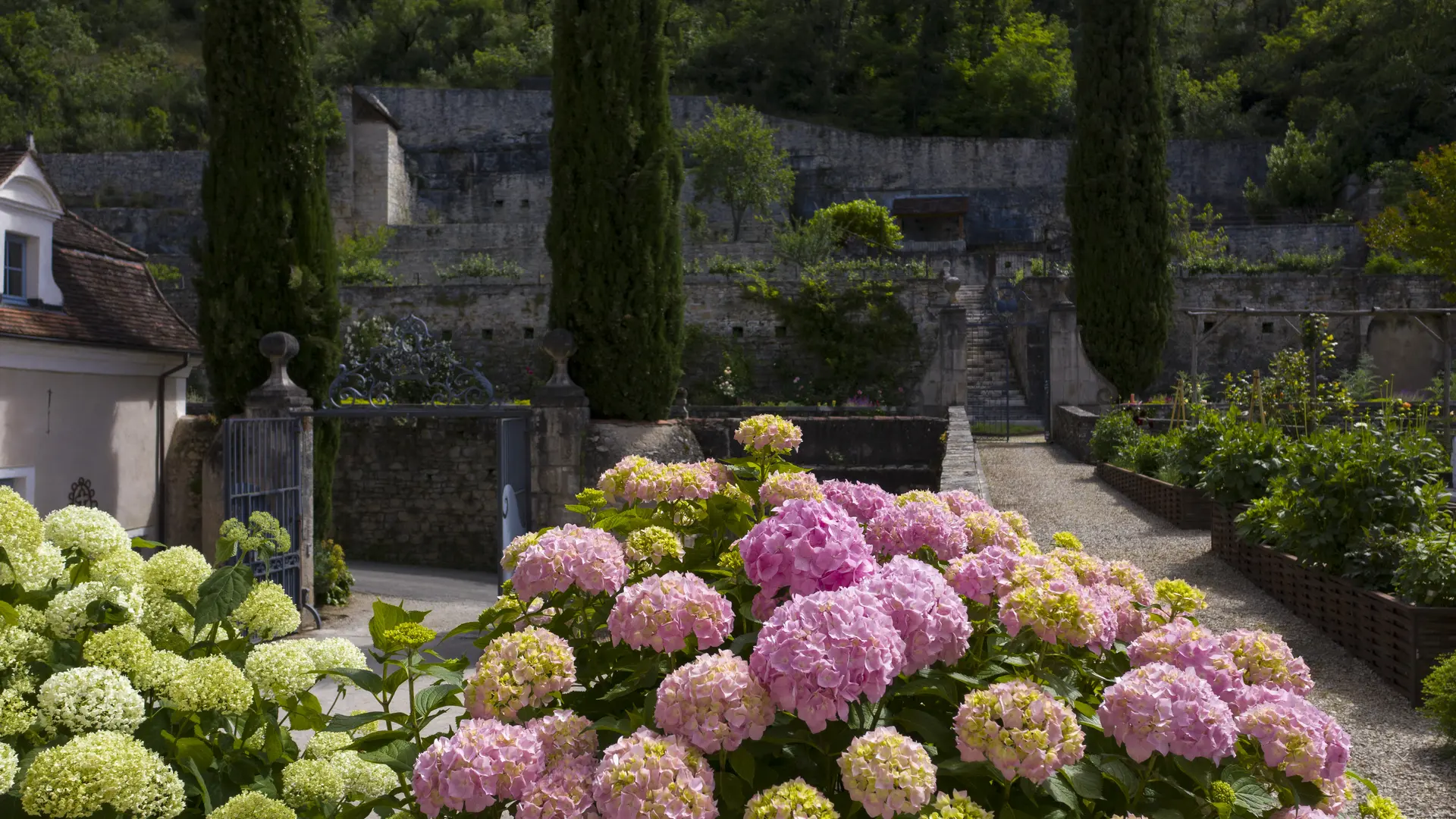 Vue sur potager et allée accès au jardin à l'italienne