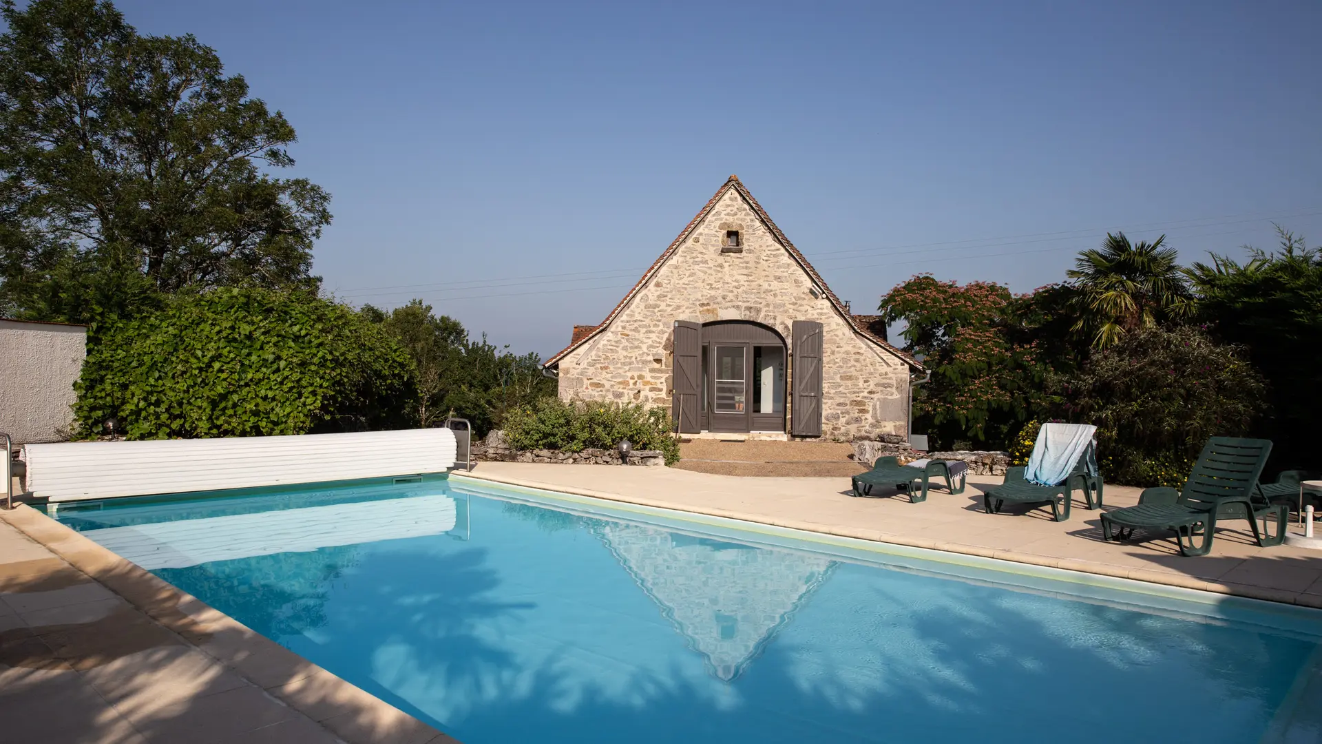 Vue piscine et maison