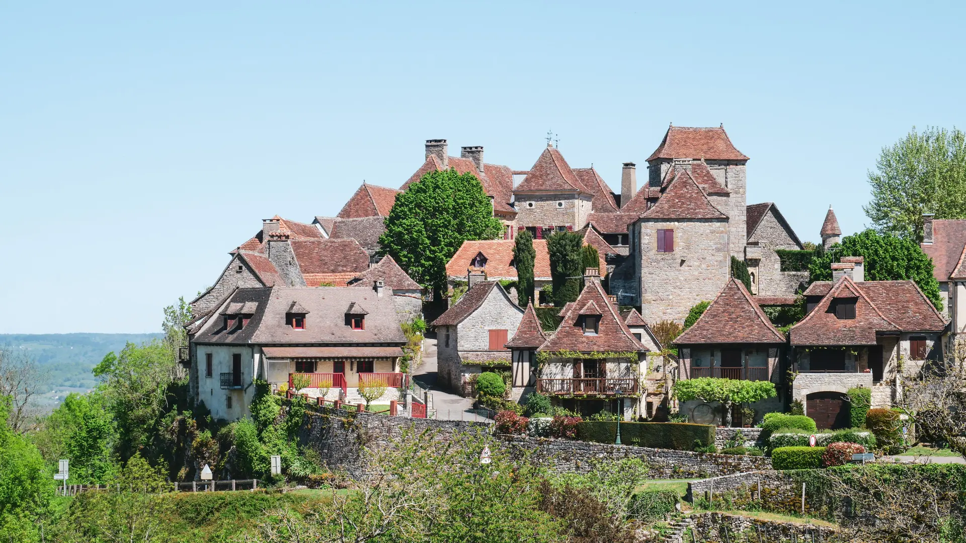 Vue-village-Loubressac-paysage