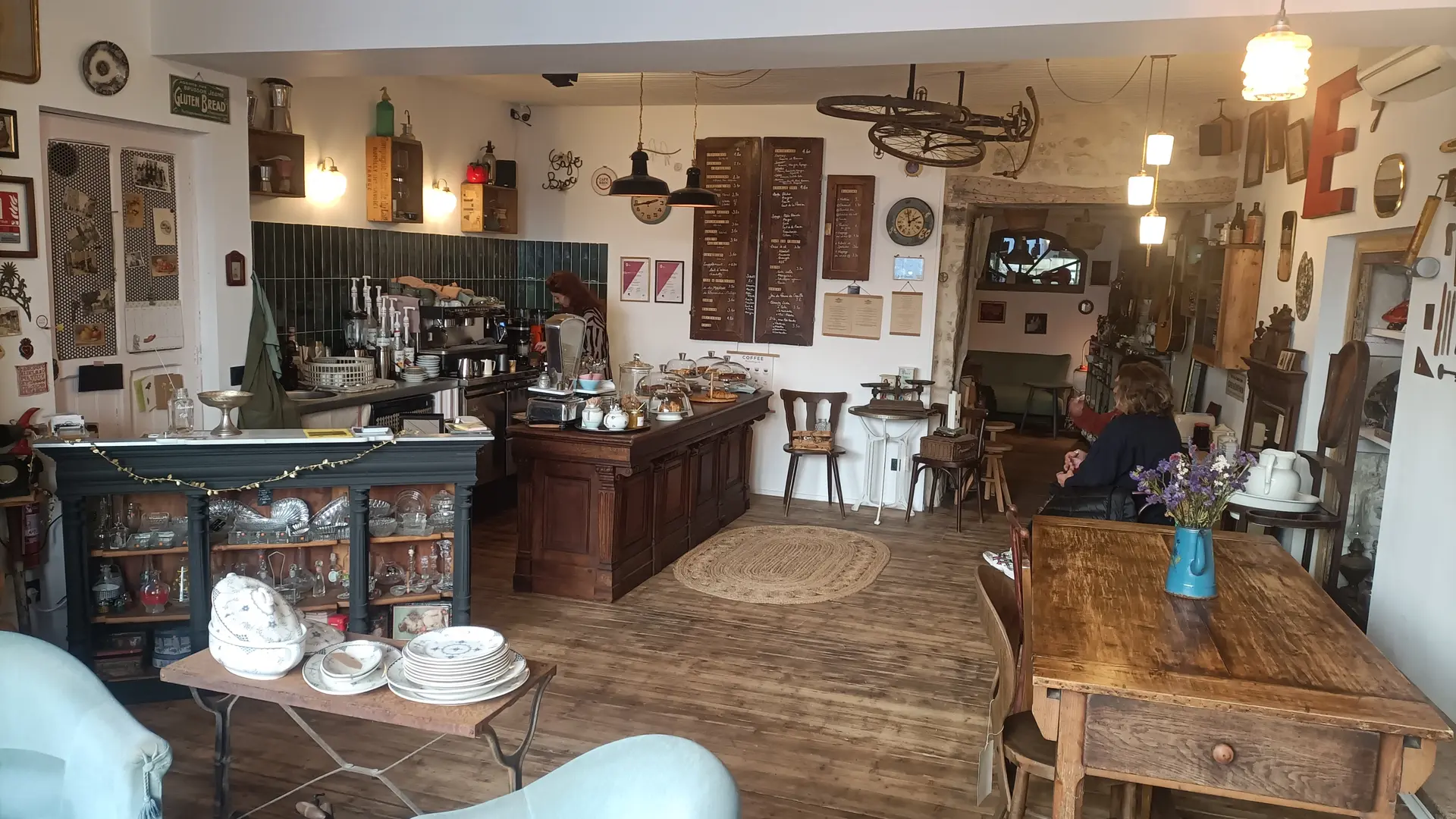 Vues espace coin café brocante avec wifi gratuit