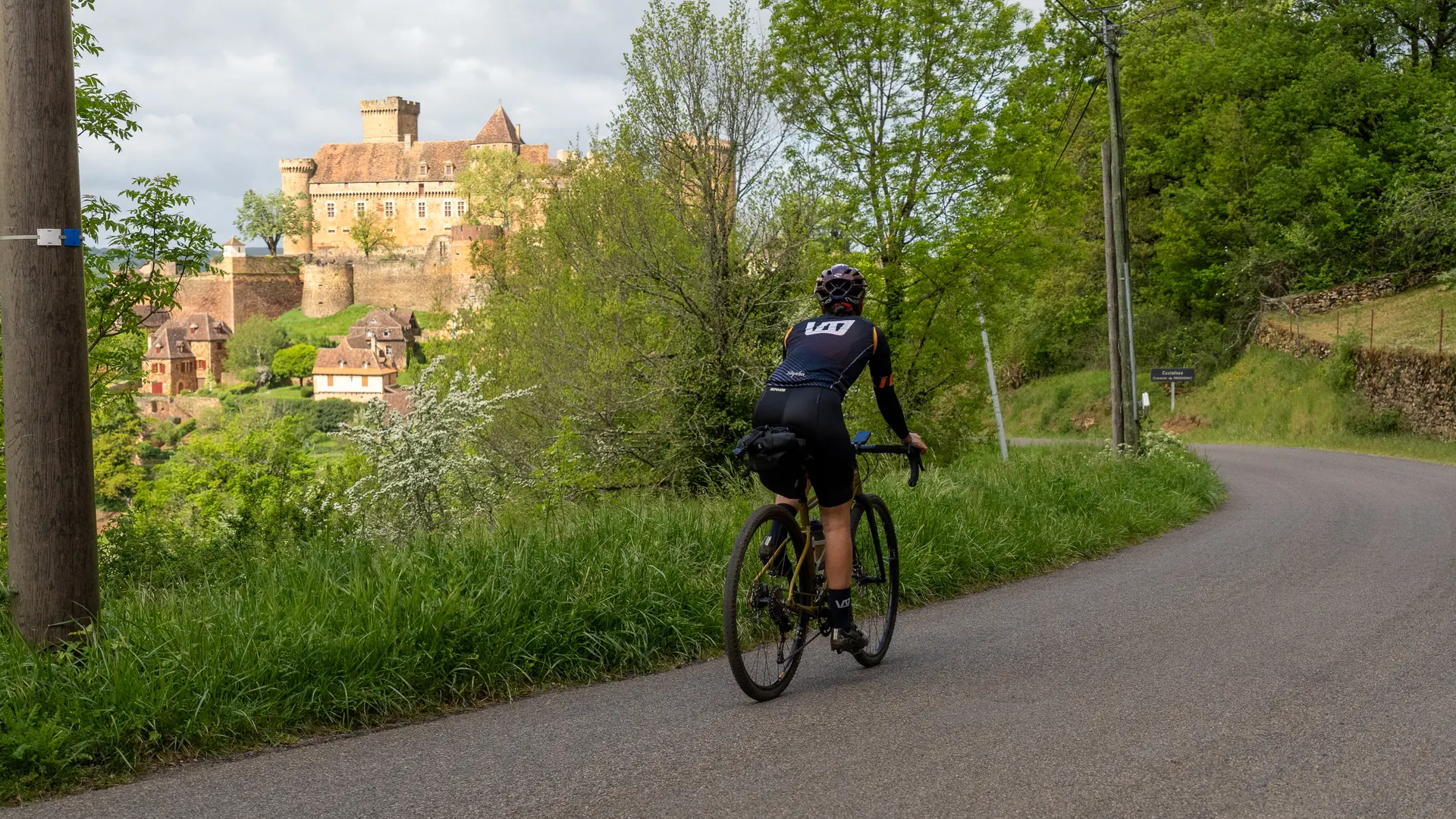 Cycliste au château de Castelnau-Bretenoux