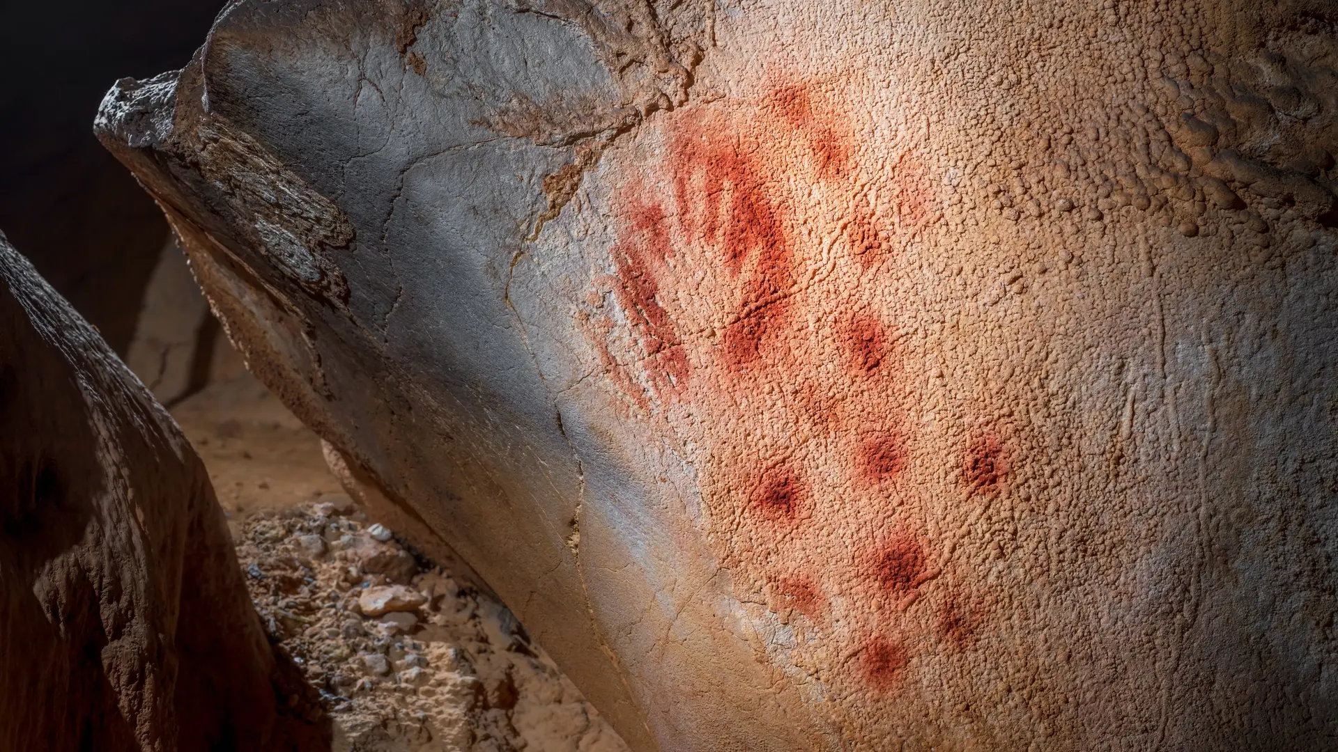 Main et ponctuations rouges - Grotte du Pech Merle