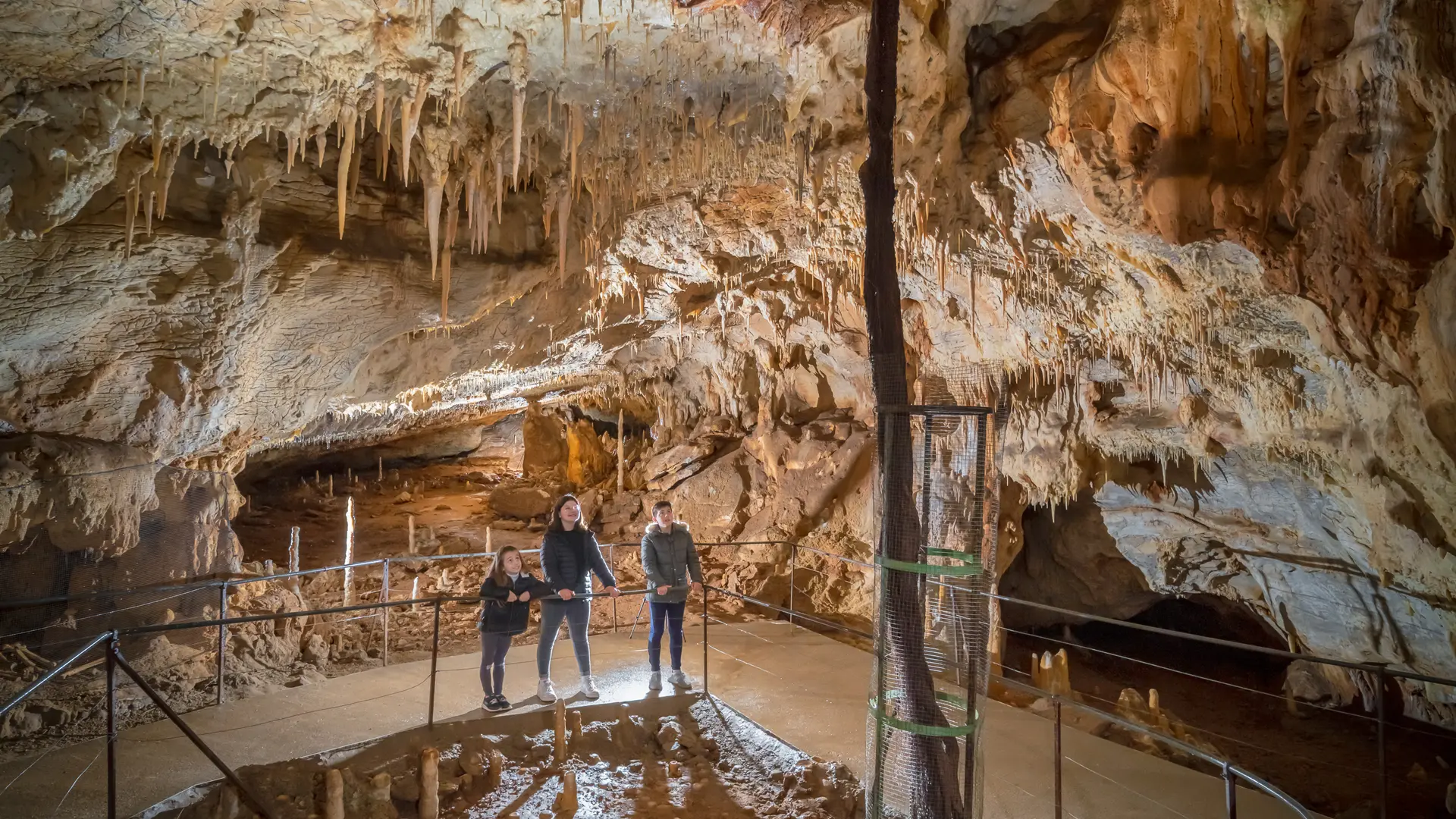 Racine et enfants - Grotte du Pech Merle