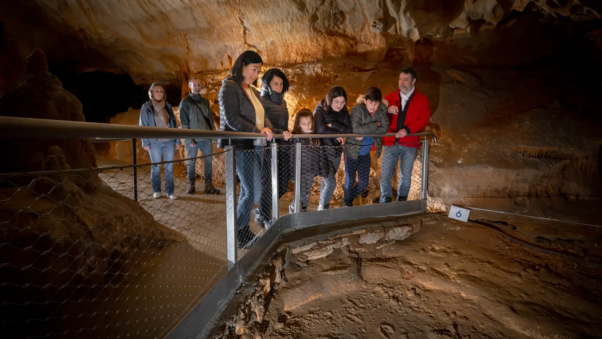 Empreintes et public - vue serrée - Grotte du Pech Merle