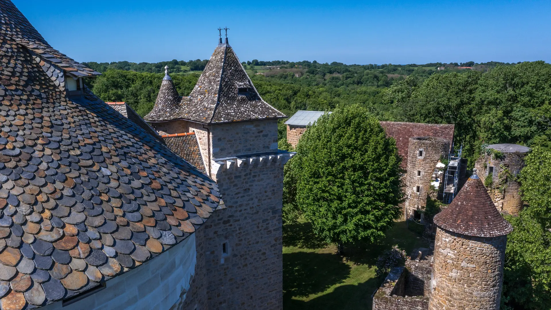 Toits du château de Saignes