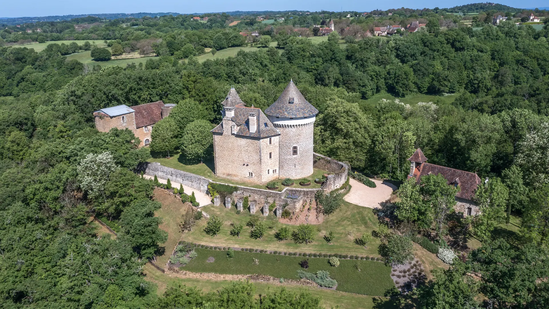 Vue aérienne du Château de Saignes