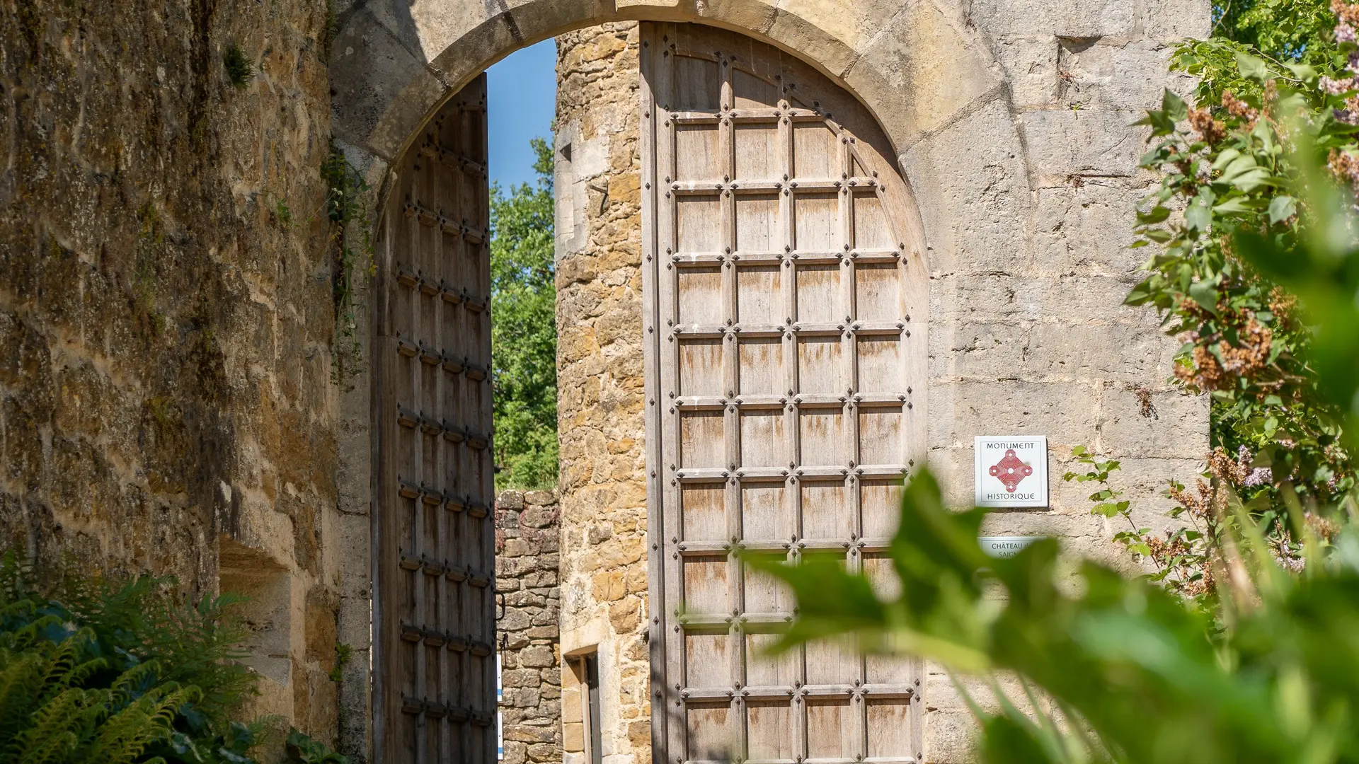 Entrée du Château de Saignes