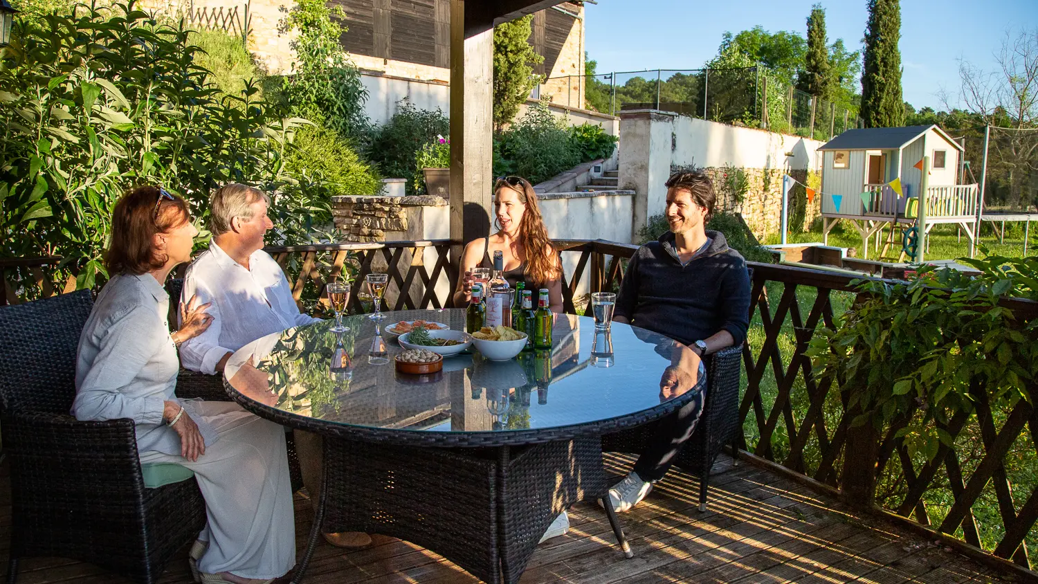 Terrace au soir avec jardin derriere