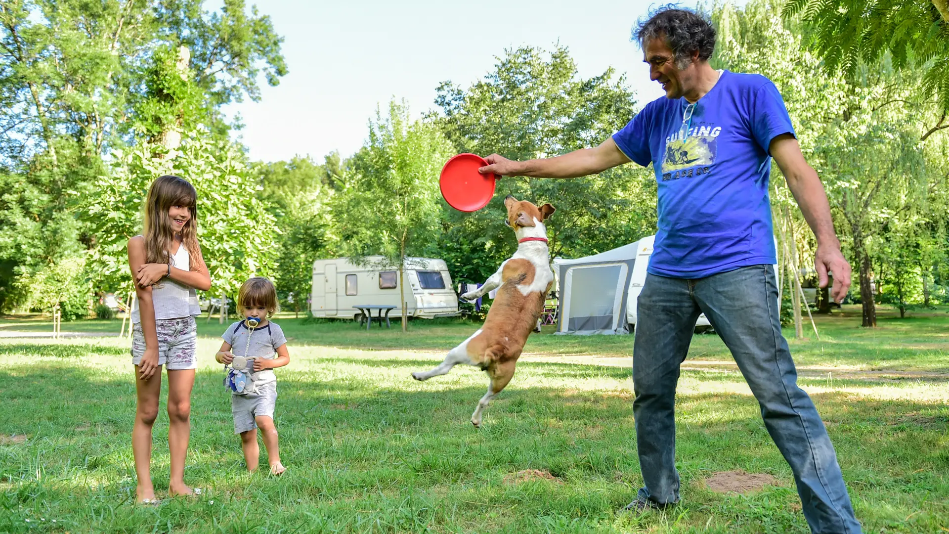 Yannick Martin et son fidèle compagnon - camping les Cournoulises_07 © Lot Tourisme - C. ORY