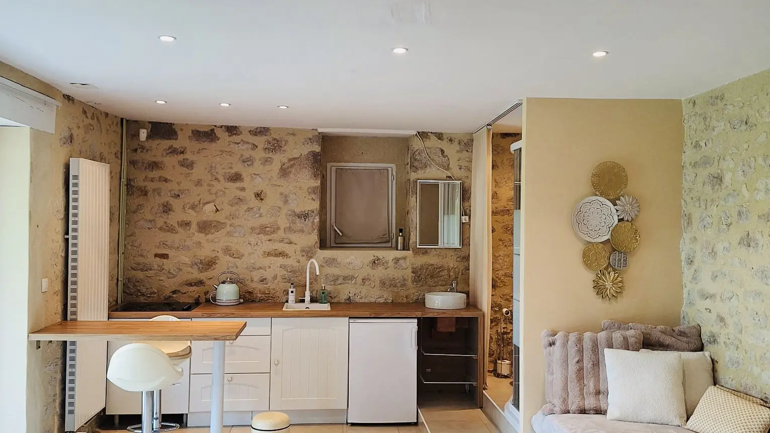 Cuisine avec 2 chaises de bar