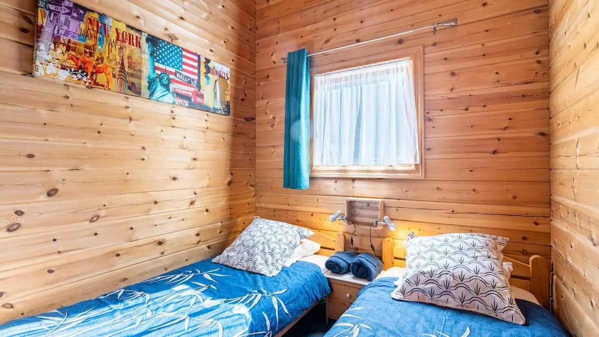 chalet 16 chambre avec 2 lits 90/200