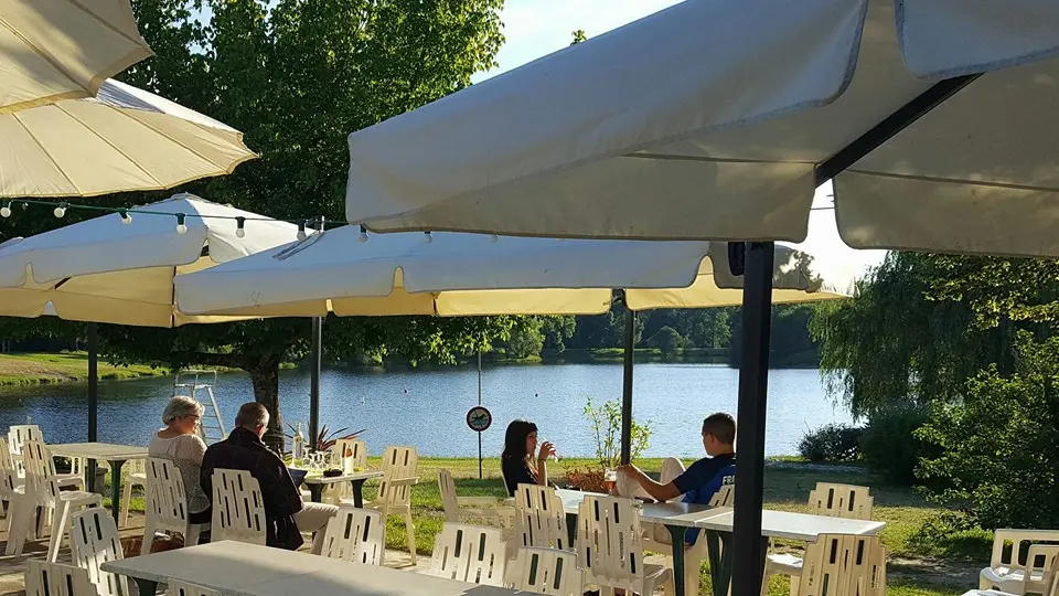 au bistrot du lac-au bord du lac de tauriac