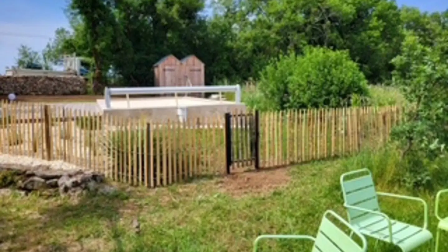 Espace piscine sécurisé -jardin minéral et plage bois- cabine de plage-