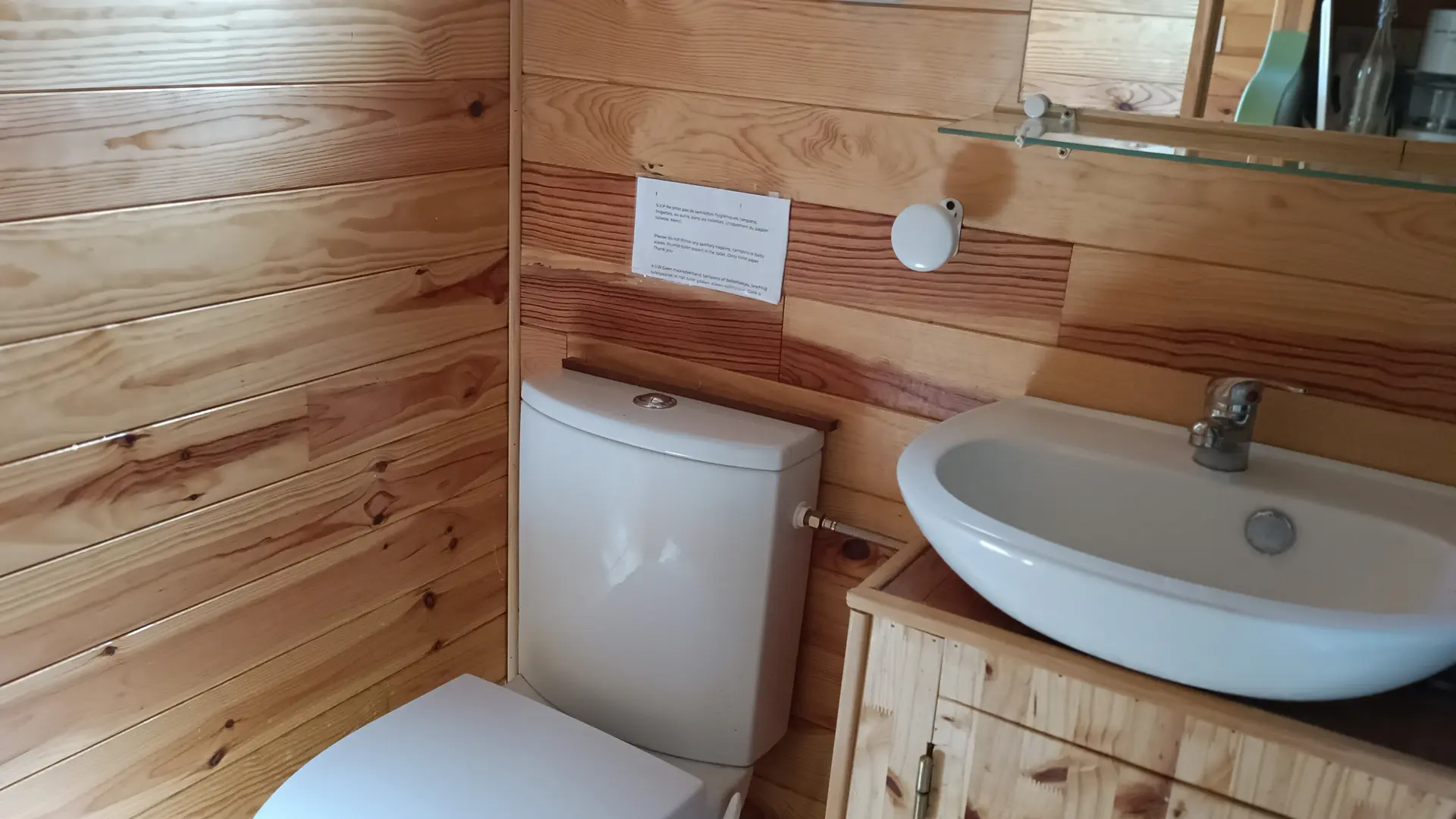toilet dans salle d'eau
