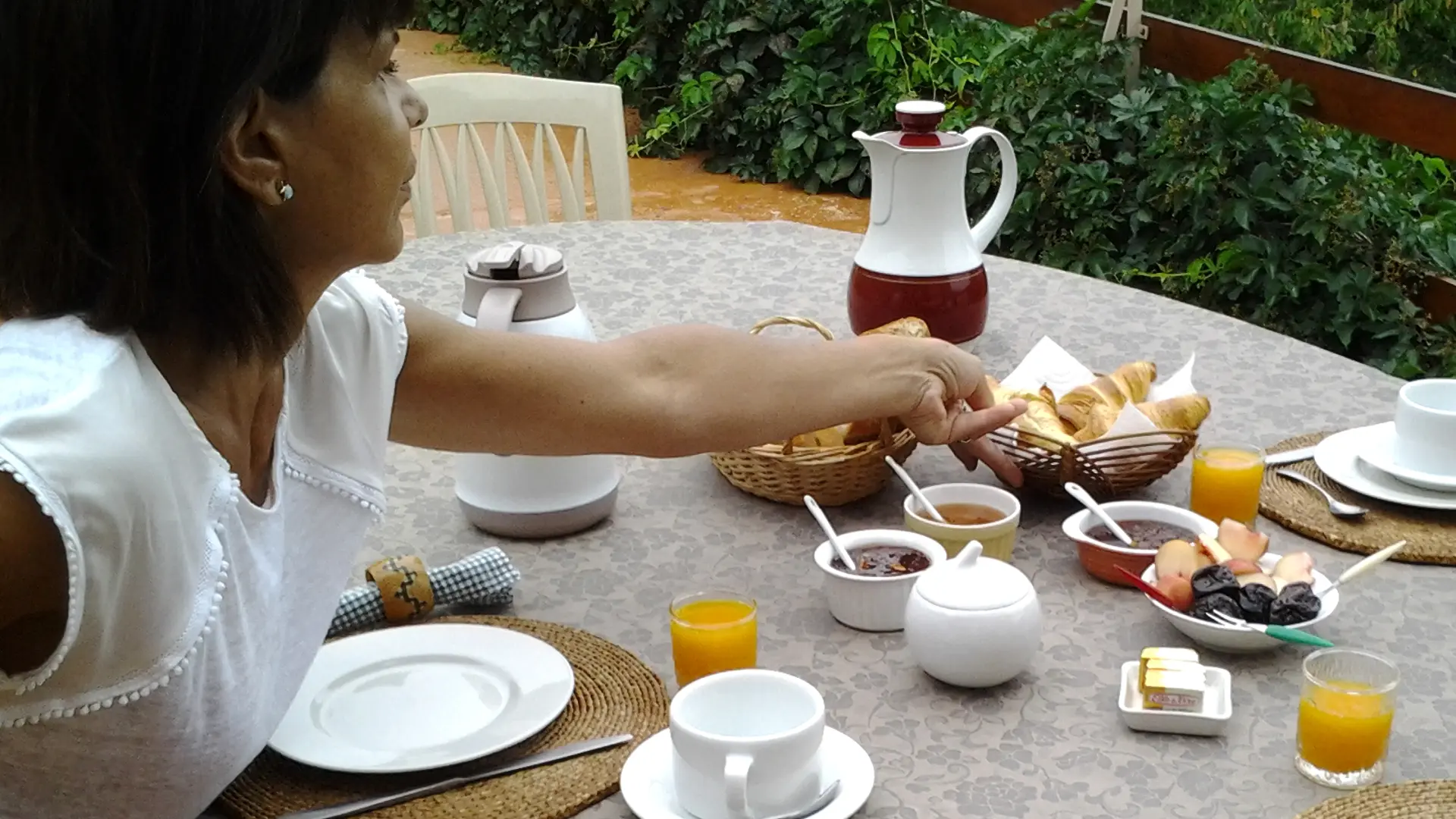 le petit déjeuner à la terrasse