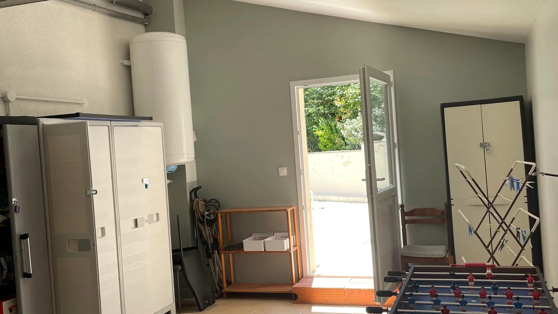 buanderie avec acces exterieur cote piscine