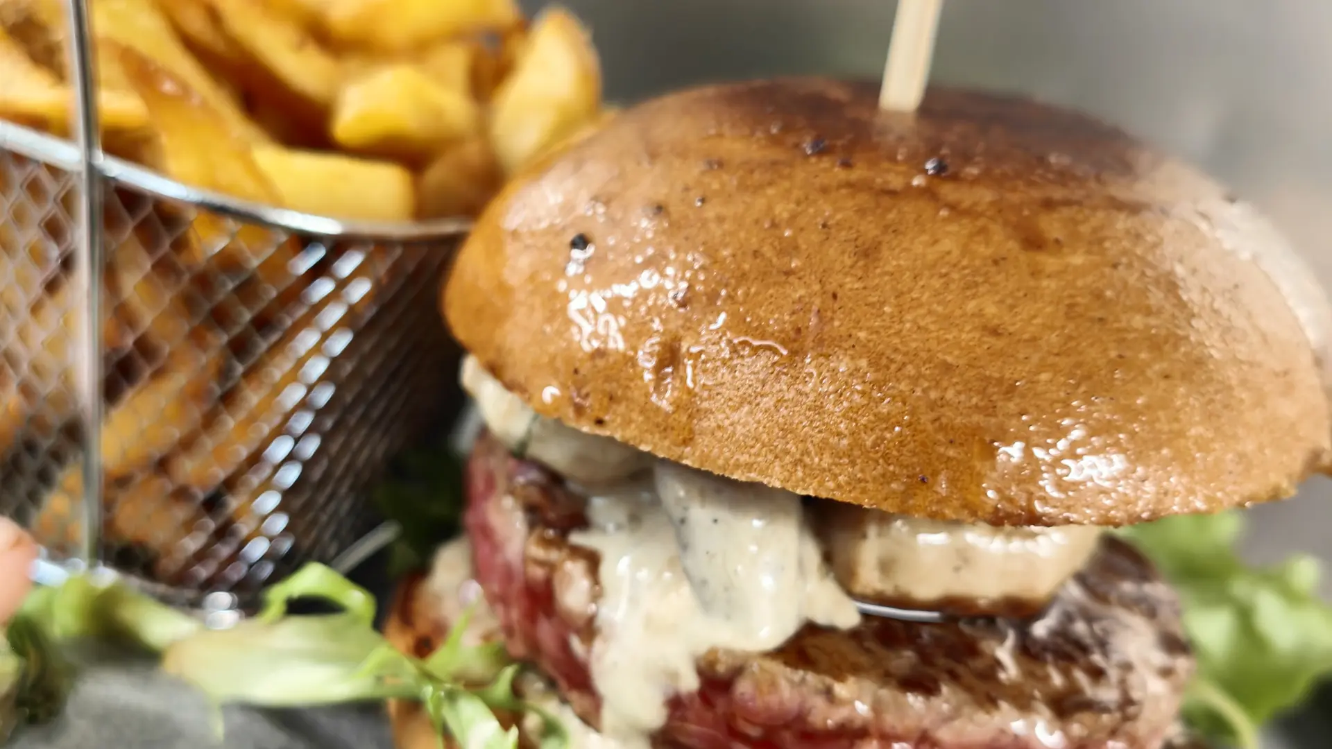 burger sauc cepes, foie gras poellé